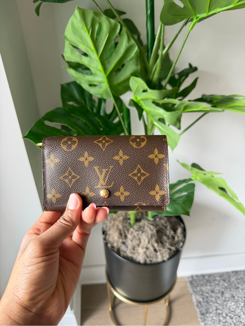 Louis Vuitton Monogram Compact Wallet with Brown Leather Interior - Picture 2 of 9